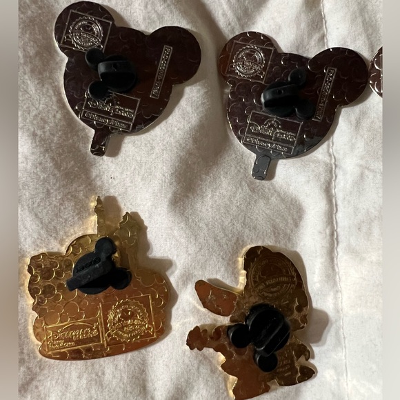 Random Disney pins - Picture 10 of 13